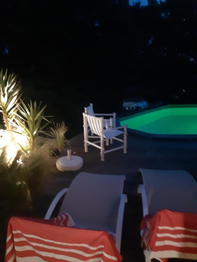 Le Calme De La Garrigue Bed and Breakfast Russan Eksteriør billede